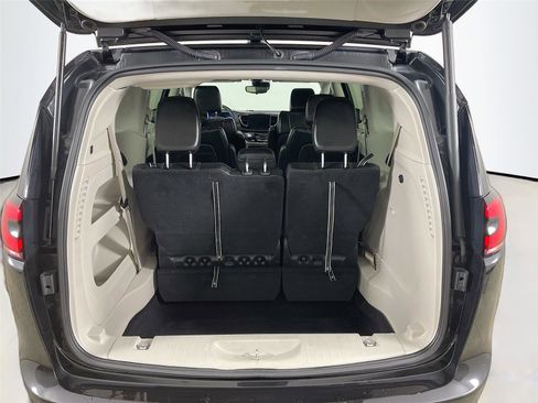 Used 2024 Chrysler Pacifica Touring-L image 25