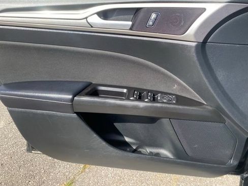 Used 2017 Ford Fusion SE FWD image 16