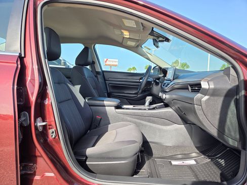 Used 2024 Nissan Altima 2.5 SV FWD image 19