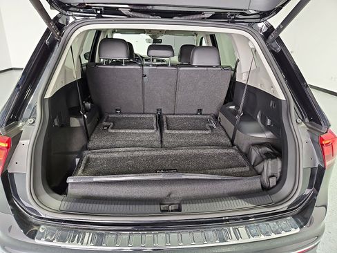 Certified 2024 Volkswagen Tiguan SE FWD image 12