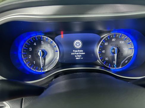 Used 2023 Chrysler Pacifica Touring-L FWD image 20