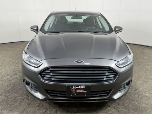 Used 2016 Ford Fusion SE w/ Equipment Group 201A FWD image 2