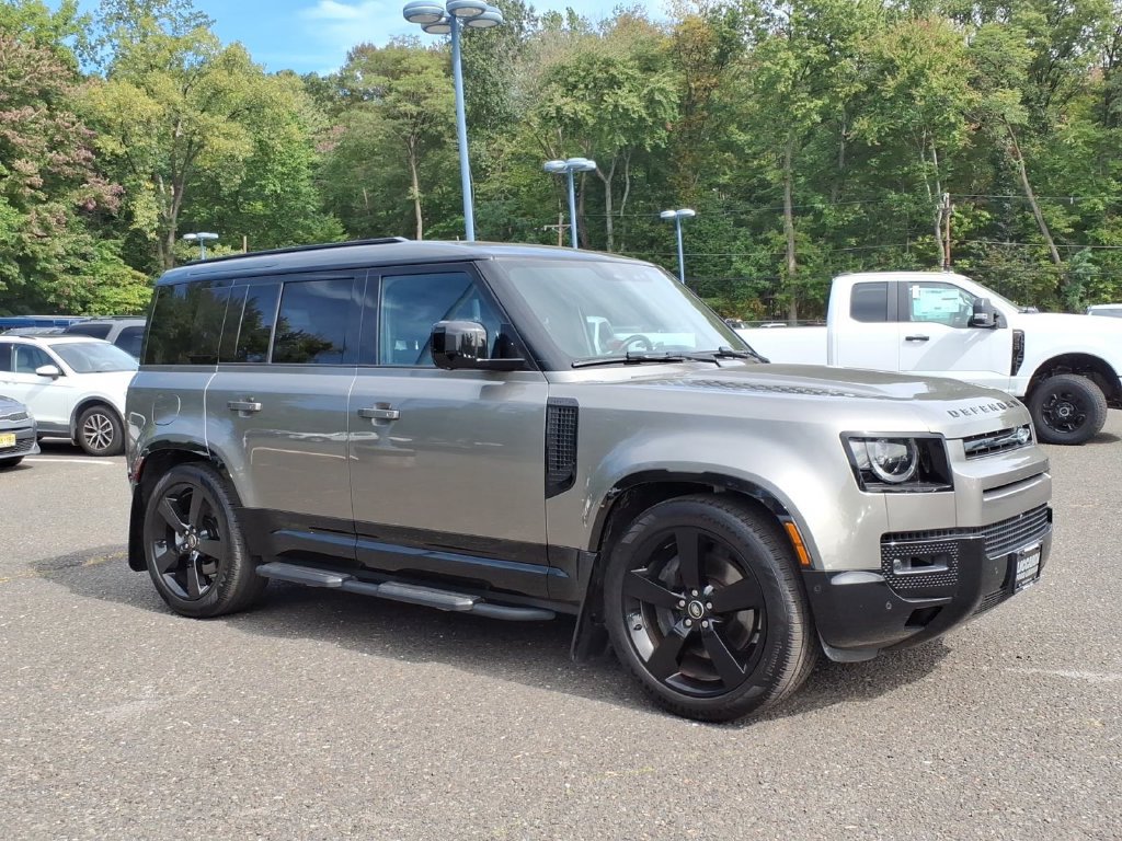 Used 2025 Land Rover Defender 110 X-Dynamic SE AWD/4WD image 1
