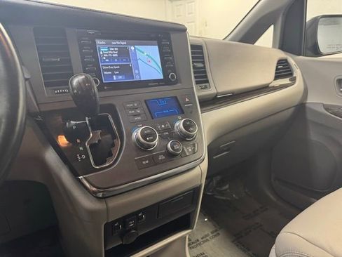 Used 2018 Toyota Sienna XLE AWD/4WD image 26