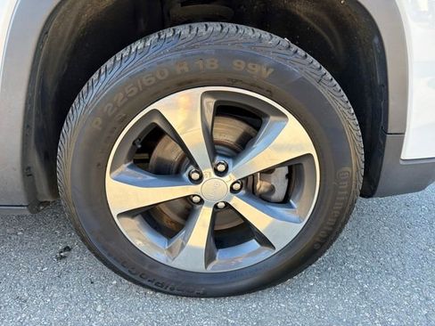 Used 2019 Jeep Cherokee Limited image 30