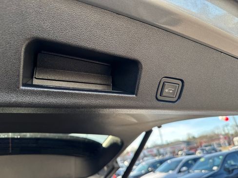 Used 2024 GMC Acadia AT4 w/ Luxury Package image 8