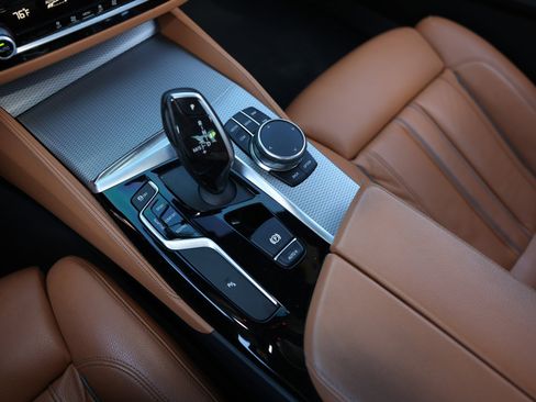 Used 2019 BMW M550i xDrive image 42