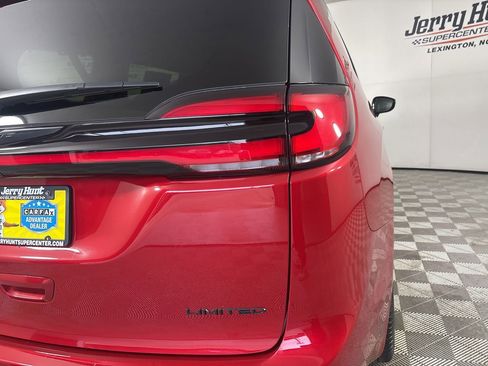 Used 2025 Chrysler Pacifica Limited FWD image 32
