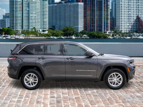 Used 2025 Jeep Grand Cherokee Laredo w/ Luxury Tech Group I RWD image 4