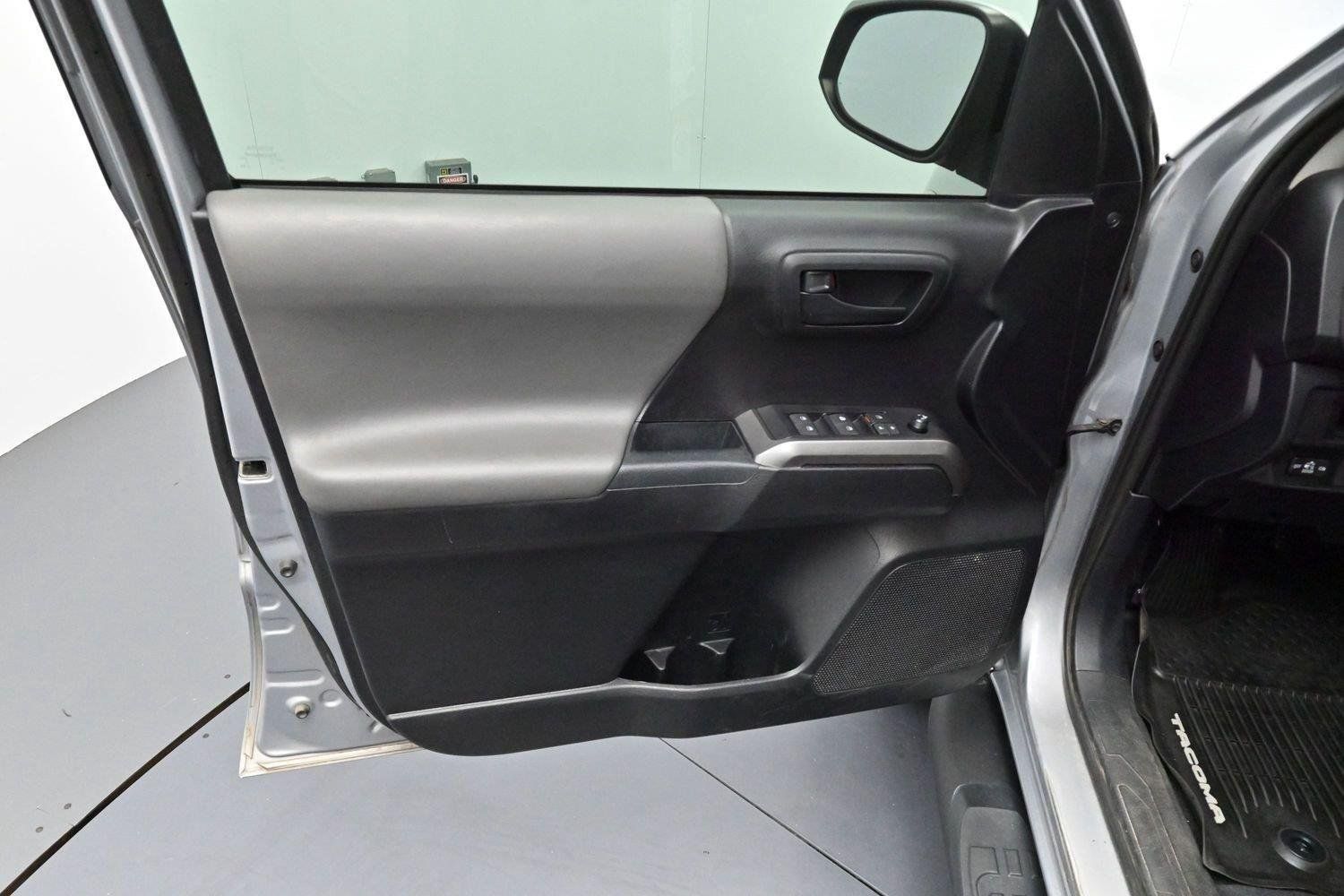 Used 2019 Toyota Tacoma SR5 AWD/4WD image 9