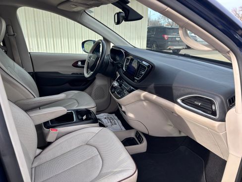 Used 2017 Chrysler Pacifica Limited w/ UConnect Theater Package image 19