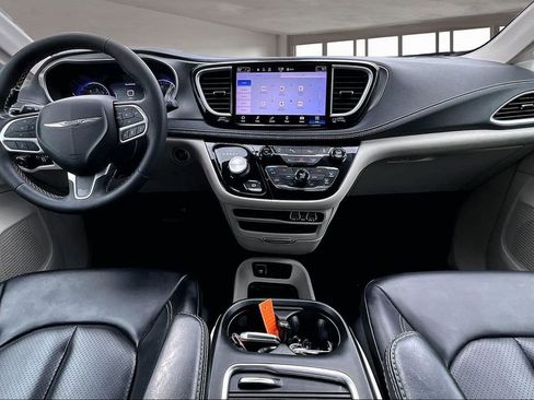 Used 2023 Chrysler Pacifica Touring-L FWD image 17