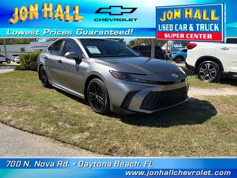 Used 2025 Toyota Camry SE image 1