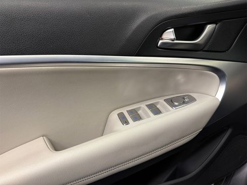 Used 2024 Genesis G70 2.5T image 32