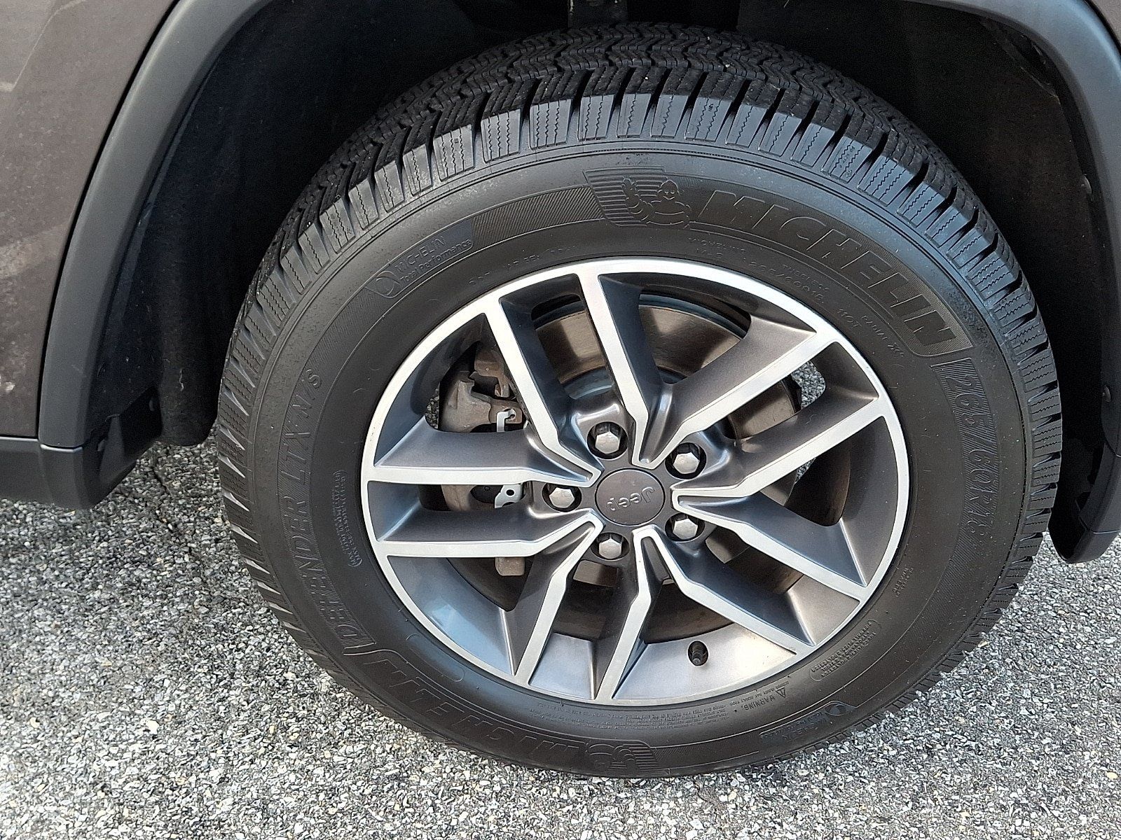 Used 2019 Jeep Grand Cherokee Limited AWD/4WD image 8
