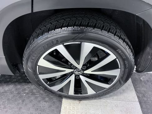 Certified 2024 Volkswagen Taos SE FWD image 15