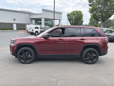 Used 2023 Jeep Grand Cherokee Altitude AWD/4WD image 2