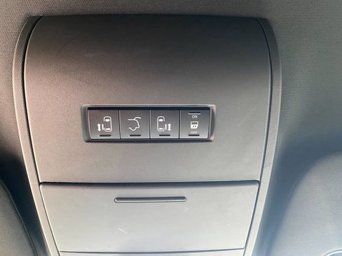 Used 2018 Dodge Grand Caravan SXT image 19