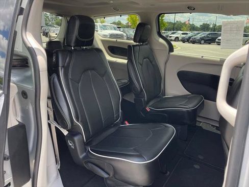 Certified 2024 Chrysler Pacifica Limited w/ Trailer Tow Group AWD/4WD image 45
