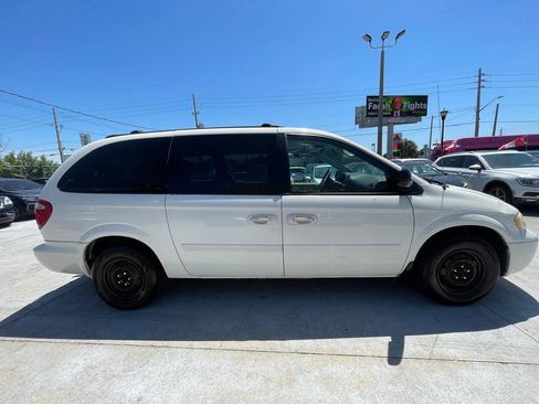 Used 2005 Chrysler Town & Country LX w/ Popular Equipment Group II FWD image 5
