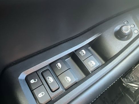 Used 2023 Jeep Grand Cherokee Laredo image 18