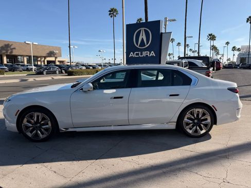 Used 2025 BMW i7 eDrive50 w/ Premium Package image 2