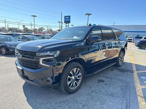 Used 2022 Chevrolet Suburban LT w/ LT Signature Plus Package image 3