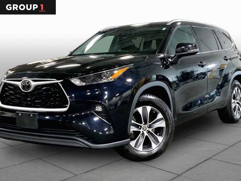 Used 2022 Toyota Highlander XLE AWD/4WD image 1