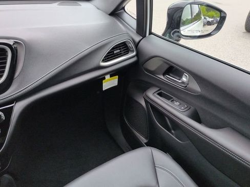 New 2027 Chrysler Pacifica Select FWD image 17