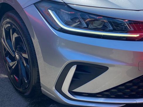 Certified 2025 Volkswagen Jetta SE FWD image 3