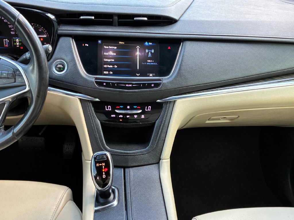 Used 2019 Cadillac XT5 FWD image 3