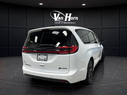 Used 2024 Chrysler Pacifica Limited FWD image 7