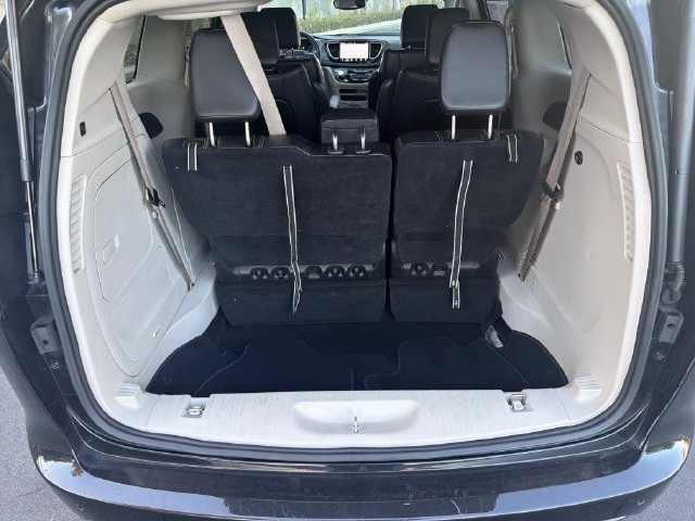 Used 2023 Chrysler Pacifica Touring-L FWD image 18