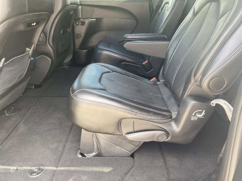 Certified 2025 Chrysler Pacifica Select image 17