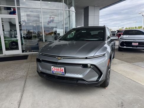 New 2026 Chevrolet Equinox EV LT image 8