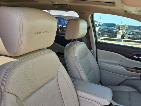 Used 2019 GMC Acadia Denali w/ Technology Package FWD image 18
