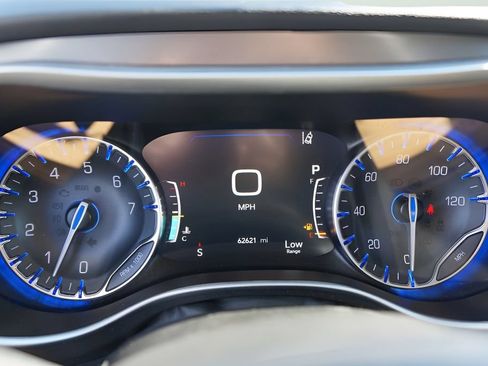 Used 2024 Chrysler Pacifica Touring-L FWD image 22