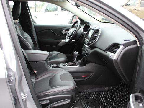 Used 2018 Jeep Cherokee Trailhawk w/ Comfort/Convenience Group AWD/4WD image 21