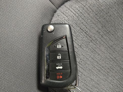 Used 2021 Toyota Camry LE image 32