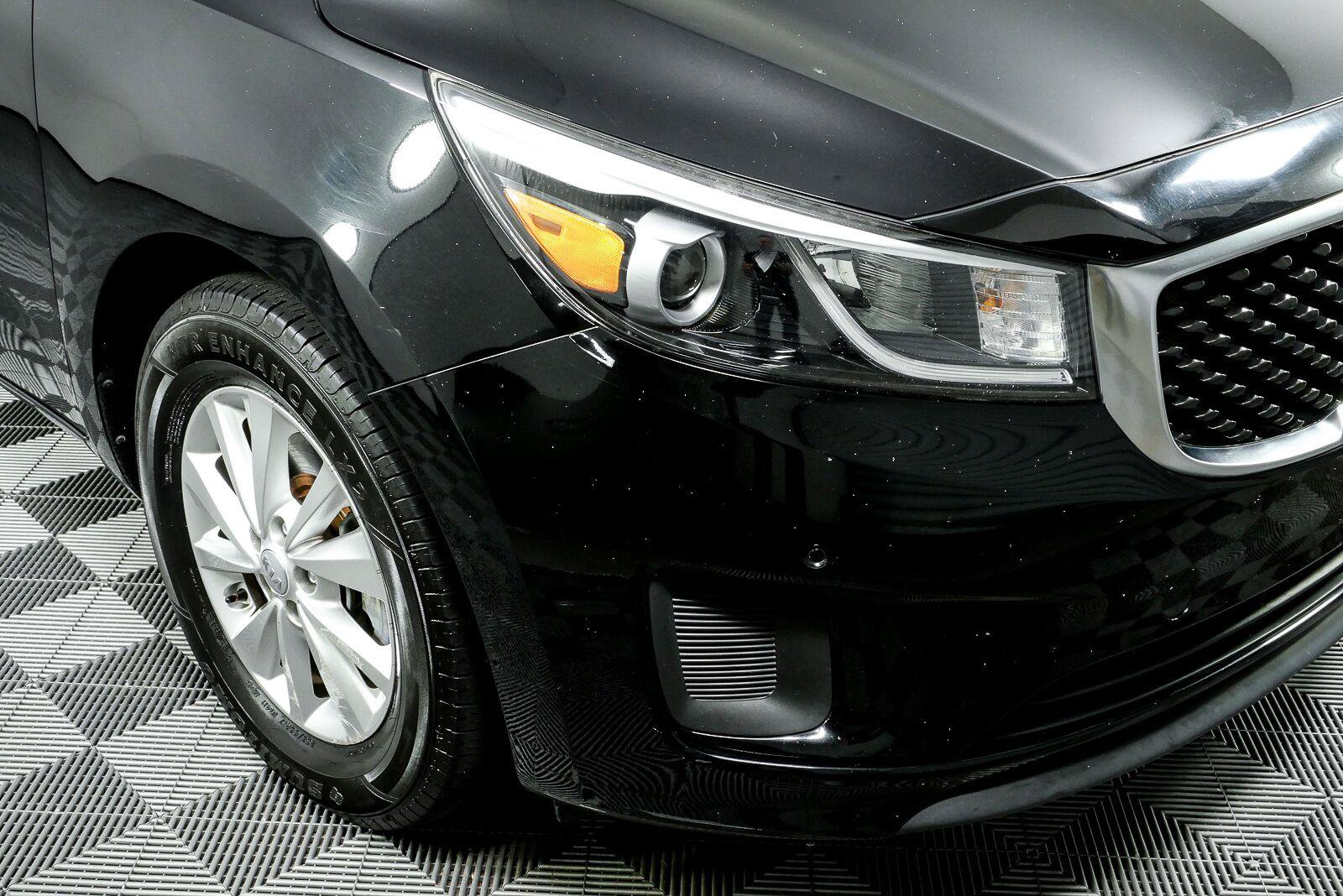 Used 2017 Kia Sedona LX w/ LX Essentials Premium Package FWD image 36
