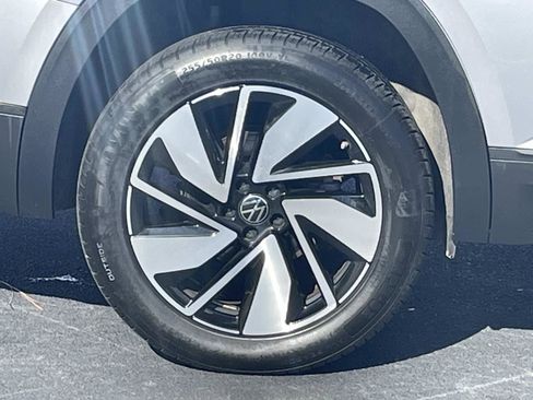 Used 2025 Volkswagen Atlas SE image 9