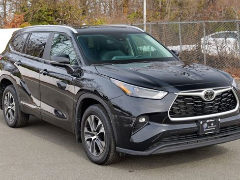Used 2023 Toyota Highlander XLE AWD/4WD image 9