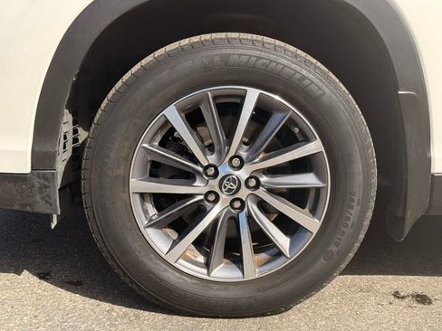 Used 2019 Toyota Highlander XLE image 10