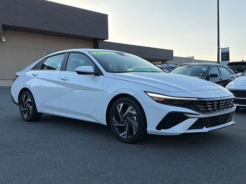 Used 2025 Hyundai Elantra SEL image 2