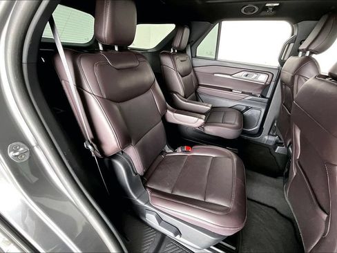 Used 2025 Ford Explorer Platinum RWD image 34