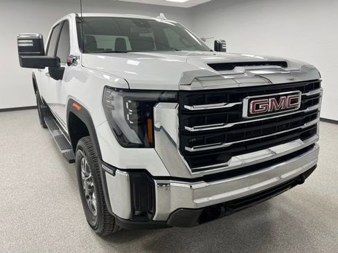 Used 2025 GMC Sierra 3500 SLT image 2