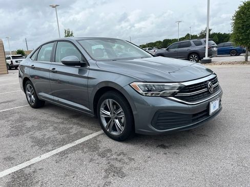 Used 2023 Volkswagen Jetta SE FWD image 3