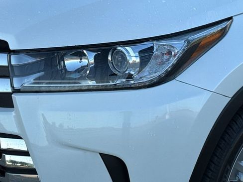 Used 2017 Toyota Highlander Limited FWD image 4