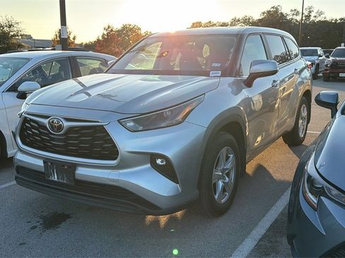 Used 2023 Toyota Highlander LE image 15
