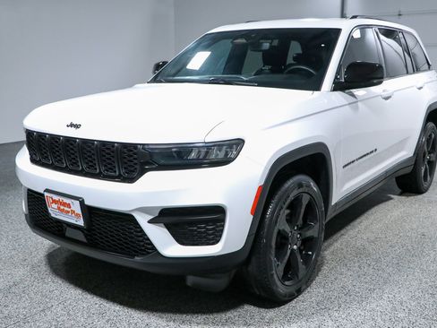 Used 2023 Jeep Grand Cherokee Altitude AWD/4WD image 30